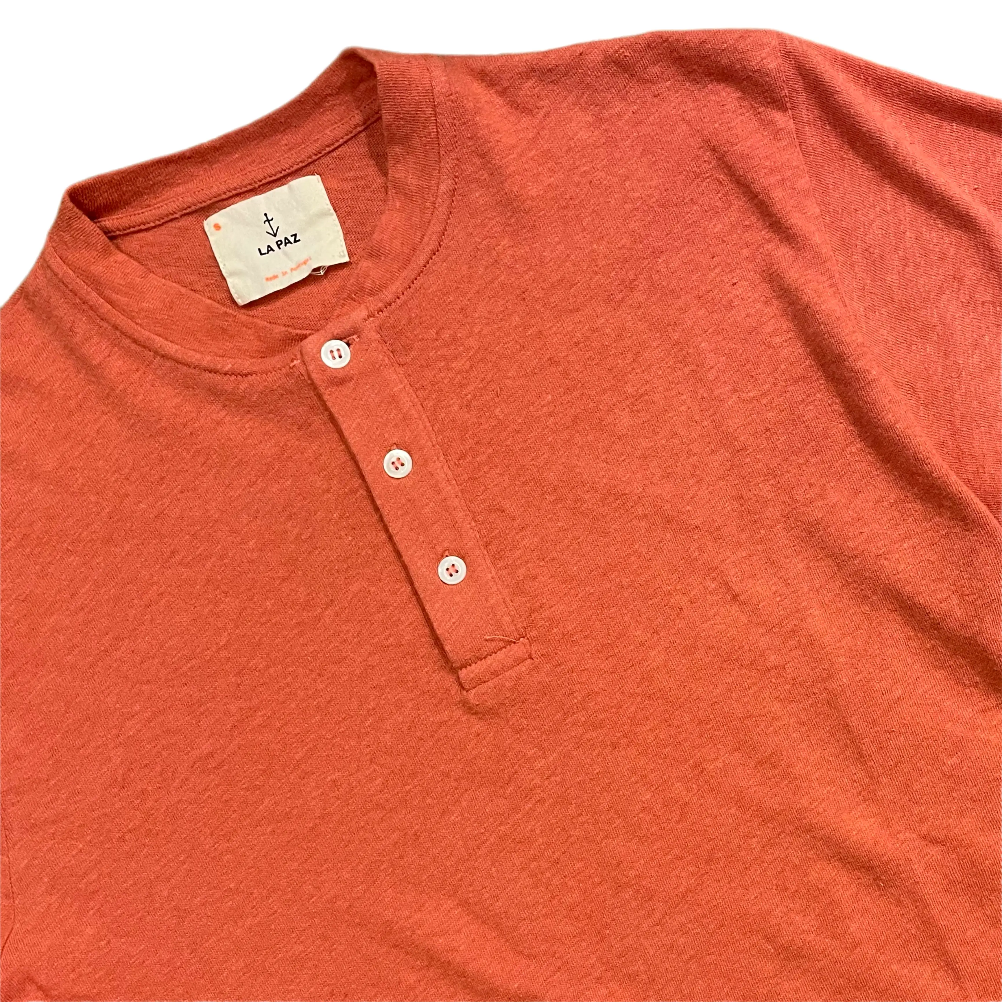 LA PAZ Ribas Henley Spiced Coral T-Shirt