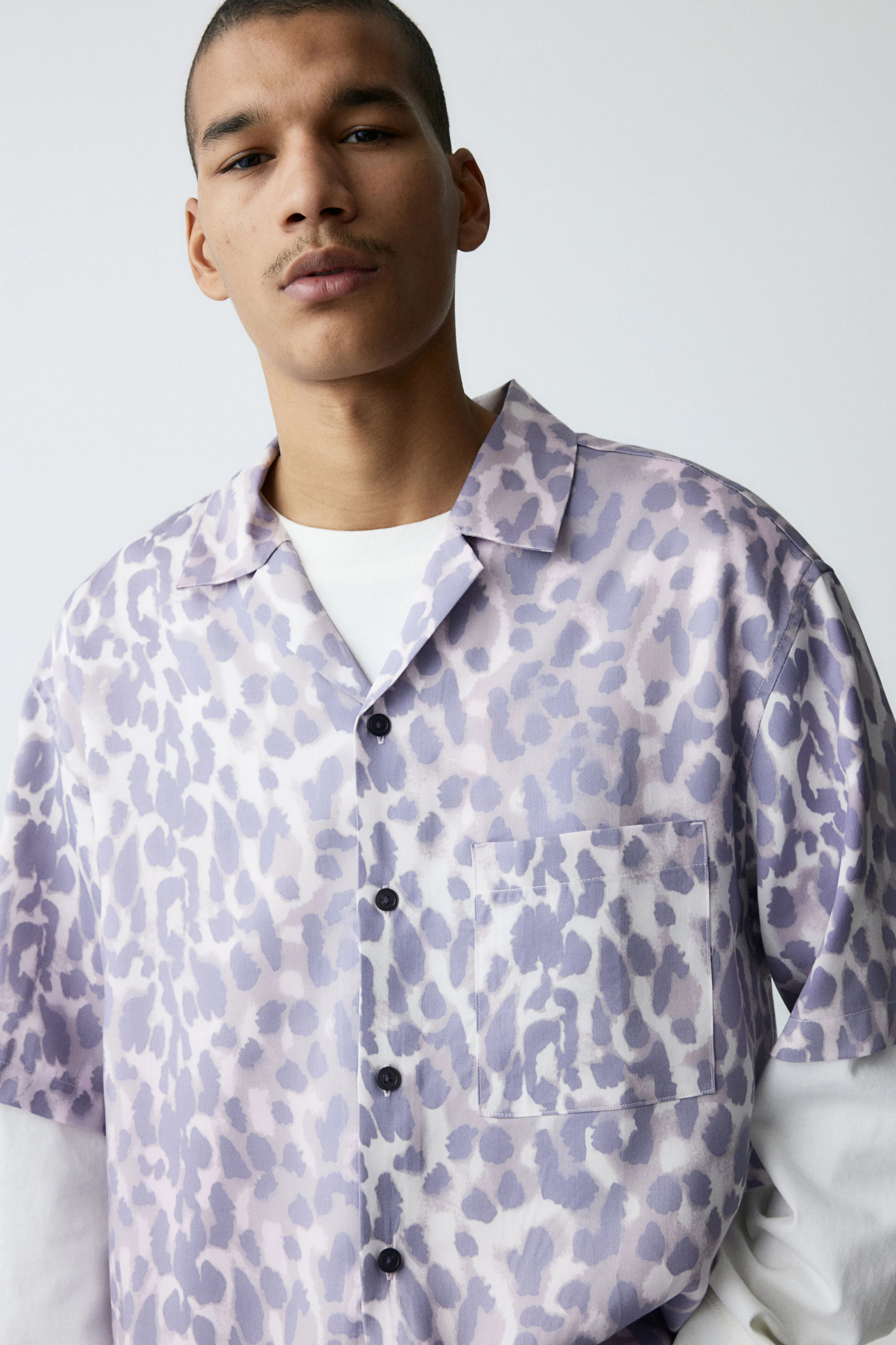 Loose Fit Lyocell resort shirt - Short sleeve - Regular length - Purple/Leopard print - Men | H&M GB